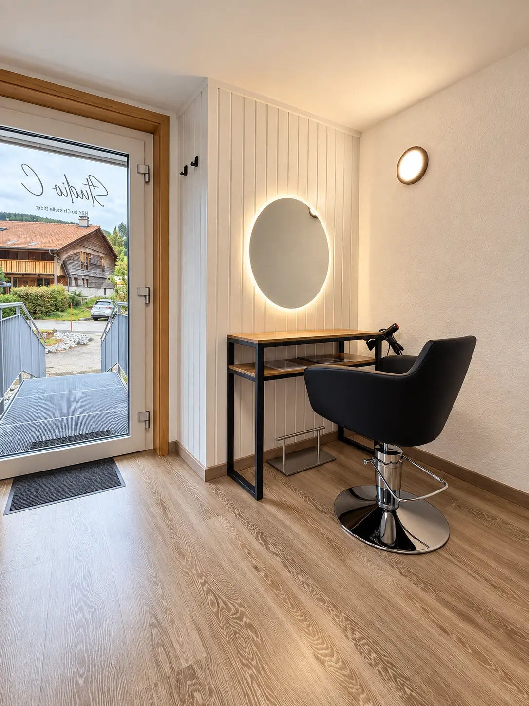 L’intérieur chaleureux du salon Studio C à Sorens